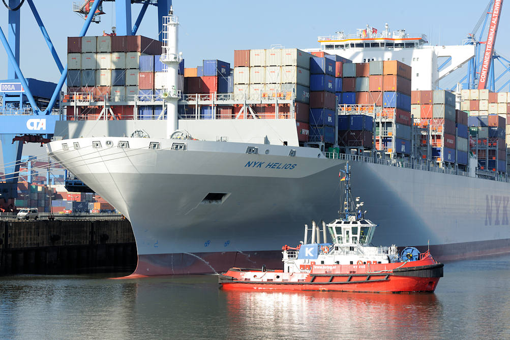 14555_3121 Schlepper und Schiffsbug Containerfrachter NYK HELIOS. | HHLA Container Terminal Hamburg Altenwerder ( CTA )